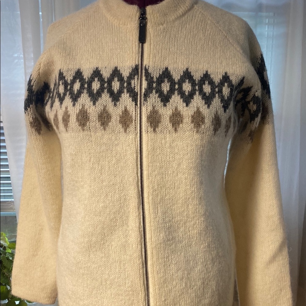 100% Icelandic wool Crew Neck Sweater with Geometric Pattern